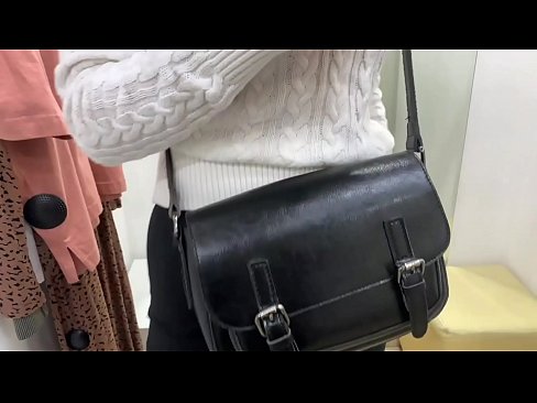 ❤️ Masturbim publik i kurvës së re FeralBerry me një dildo në dhomën e montimit ❌ Video qij tek ne ❌️